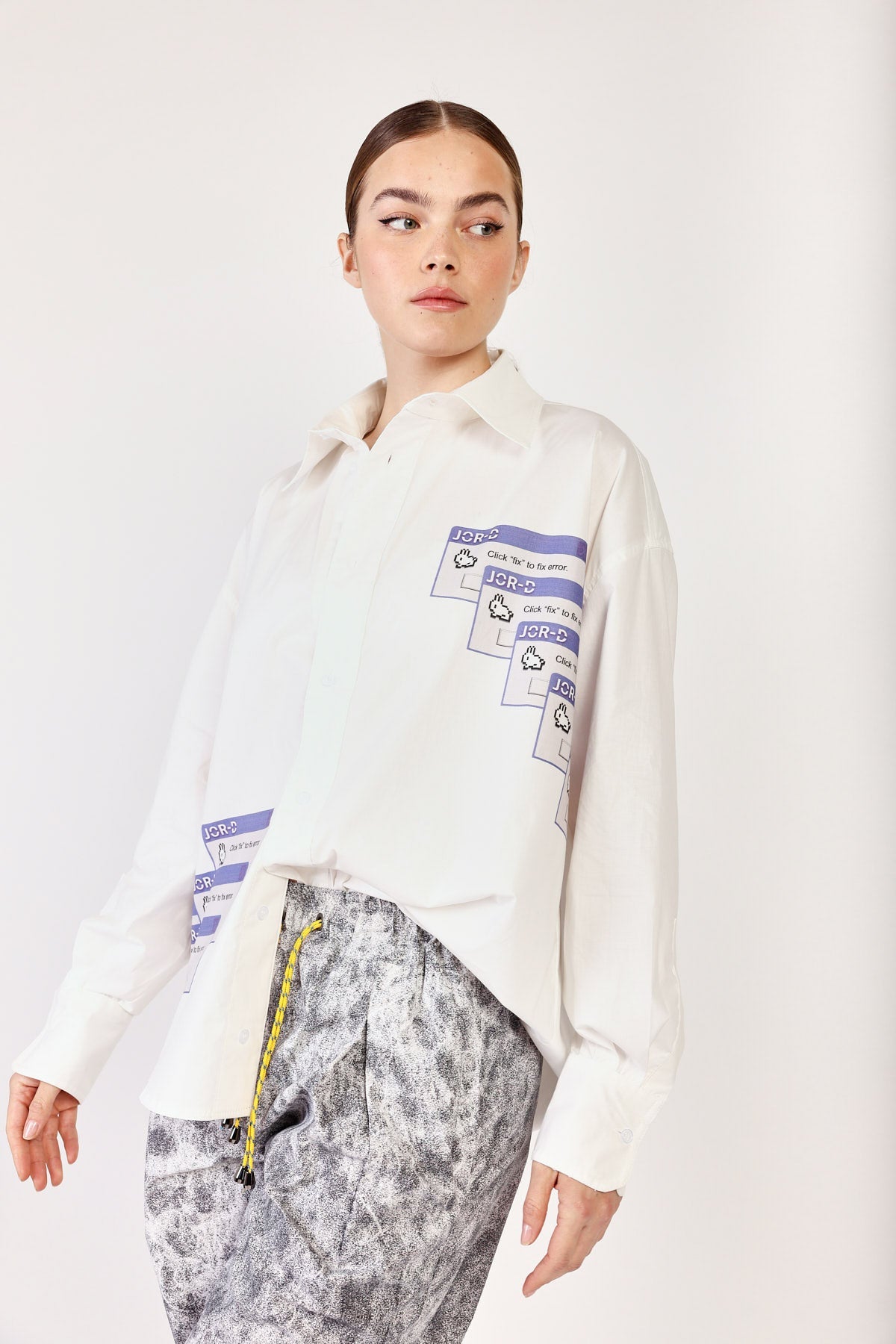 חולצת אוברסייז אוקספורד בצבע לבן