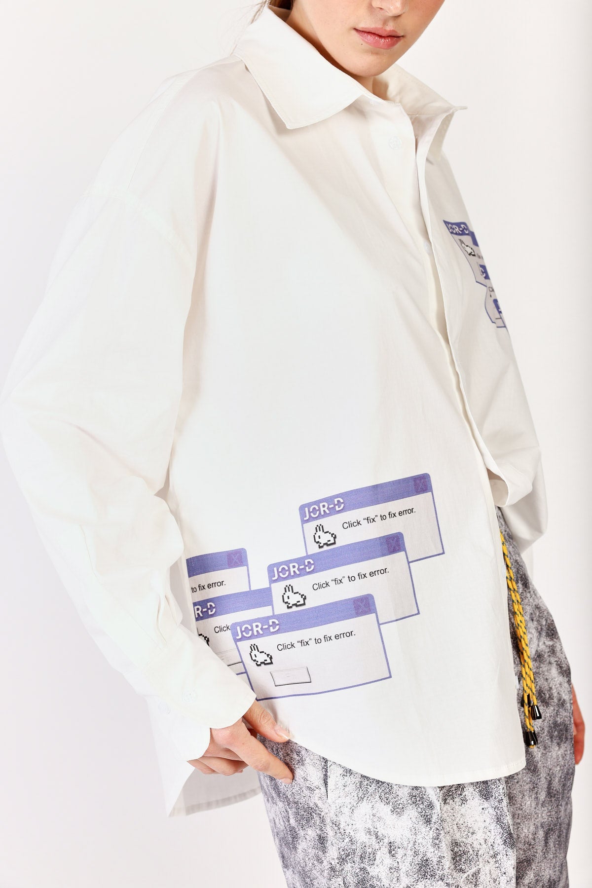 חולצת אוברסייז אוקספורד בצבע לבן