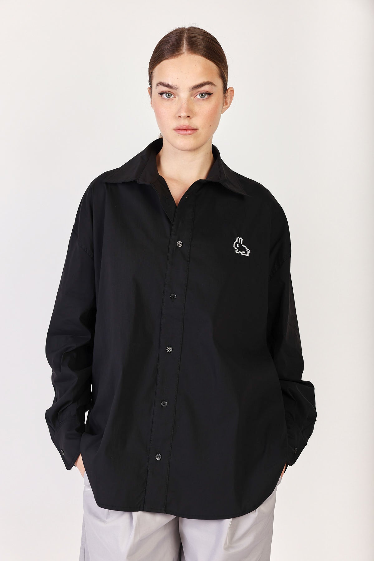 חולצת אוברסייז אוקספורד בצבע שחור