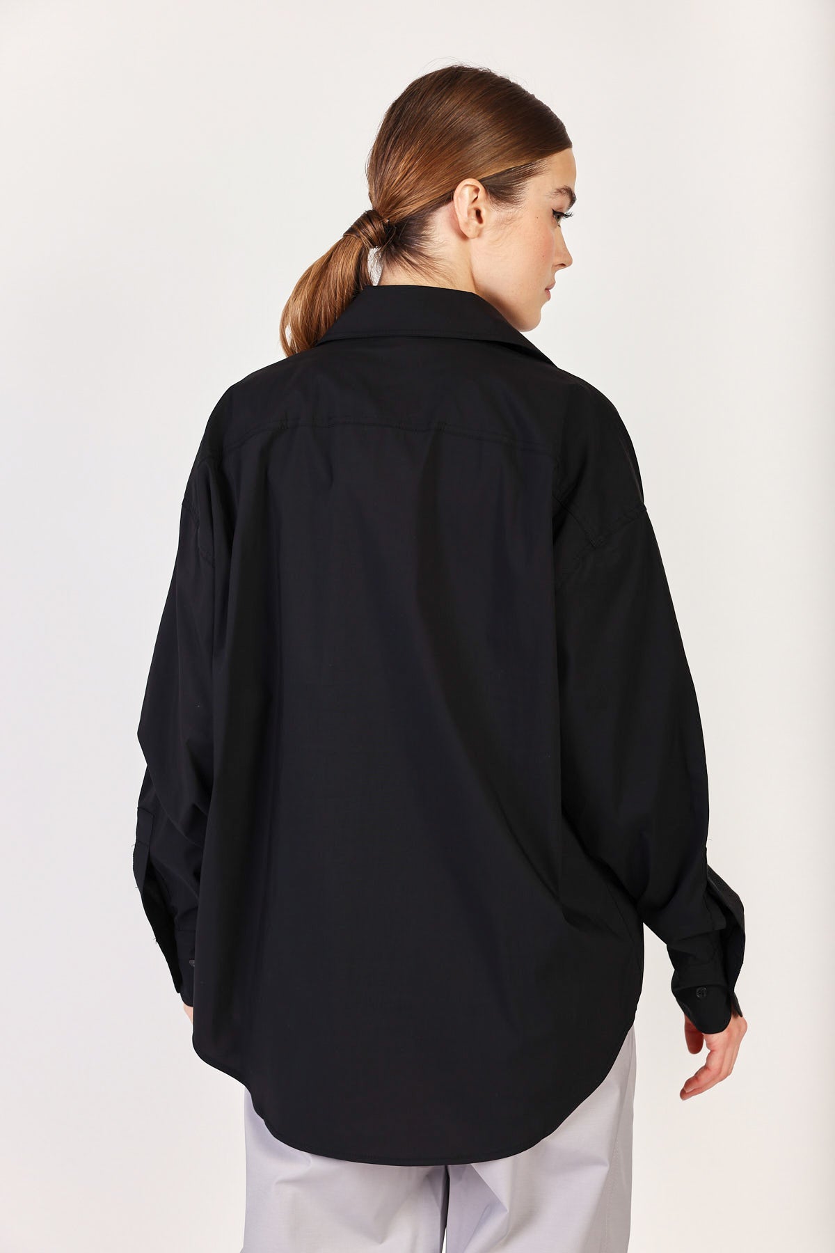 חולצת אוברסייז אוקספורד בצבע שחור