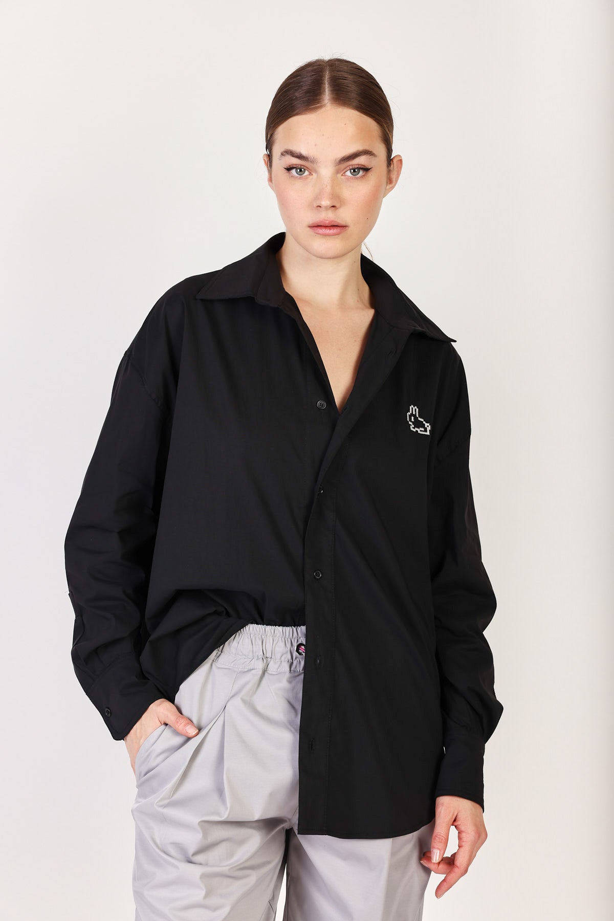 חולצת אוברסייז אוקספורד בצבע שחור