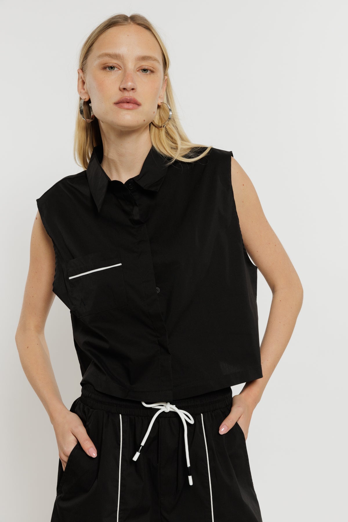 וסט Serina בצבע שחור