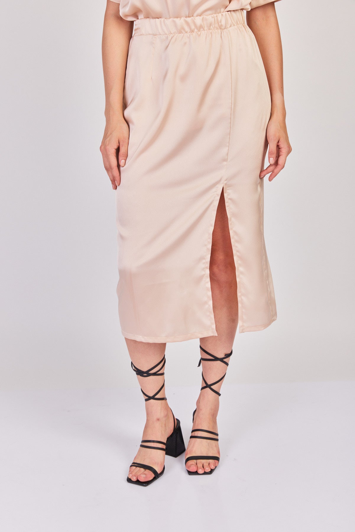 חצאית מידי סאטן נעמי בצבע ניוד