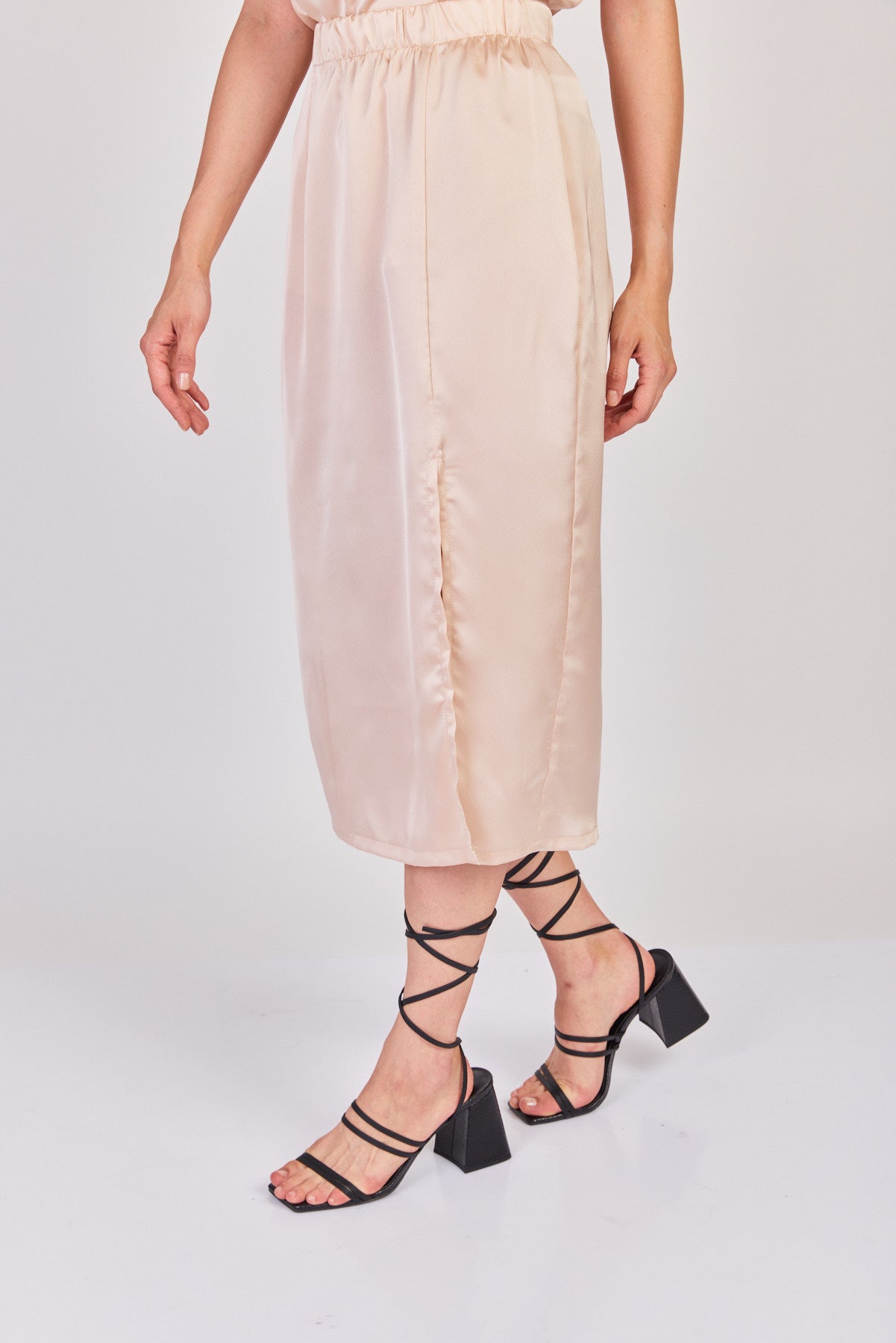 חצאית מידי סאטן נעמי בצבע ניוד