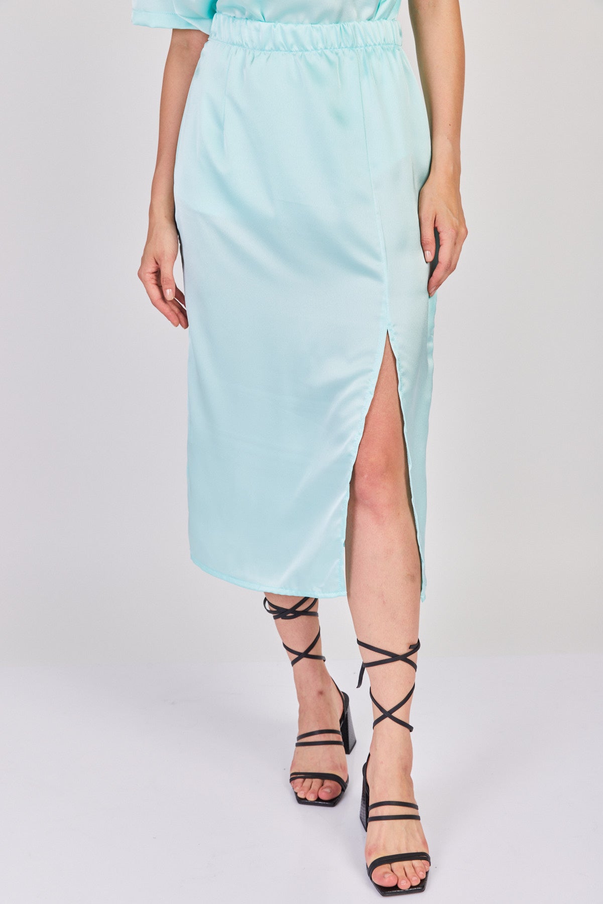 חצאית מידי סאטן נעמי בצבע טורקיז