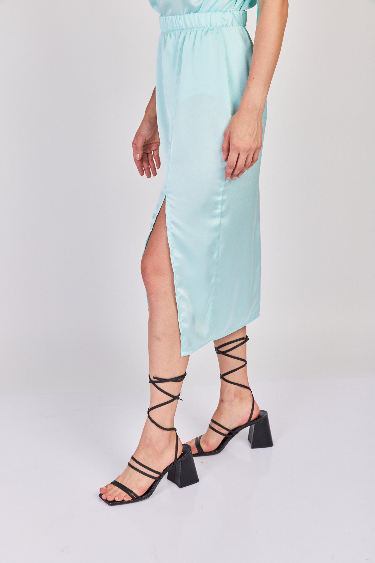 חצאית מידי סאטן נעמי בצבע טורקיז