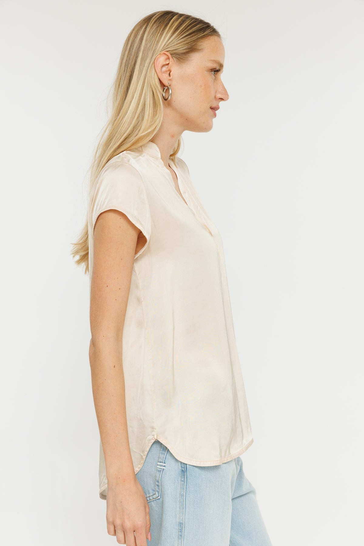 טי שירט קצרה עם כפתורים Satin בצבע קרם