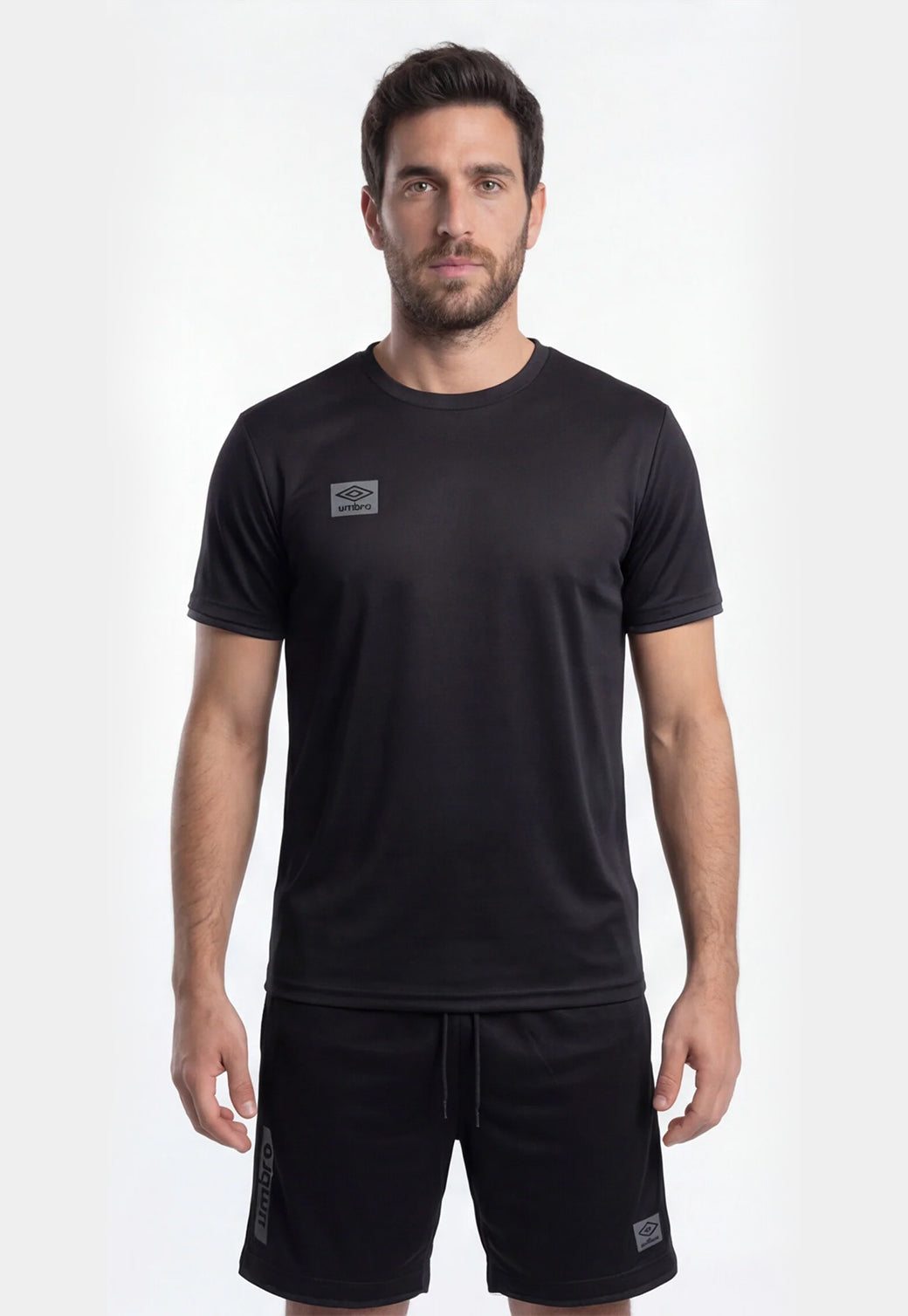 סט אימון UMBRO לגברים בצבע שחור – טי שירט ומכנס קצר עם סטריפ לוגו