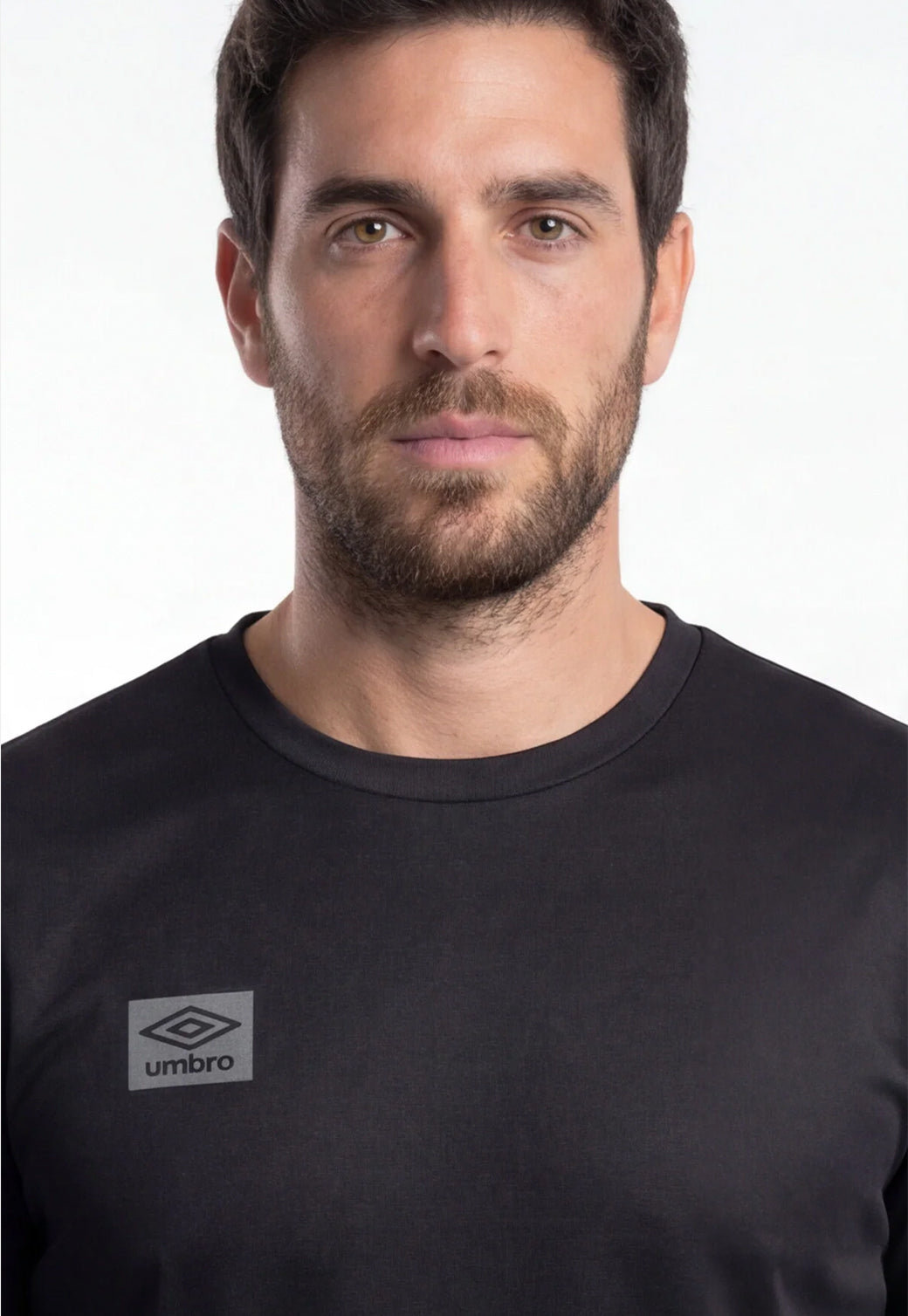 סט אימון UMBRO לגברים בצבע שחור – טי שירט ומכנס קצר עם סטריפ לוגו