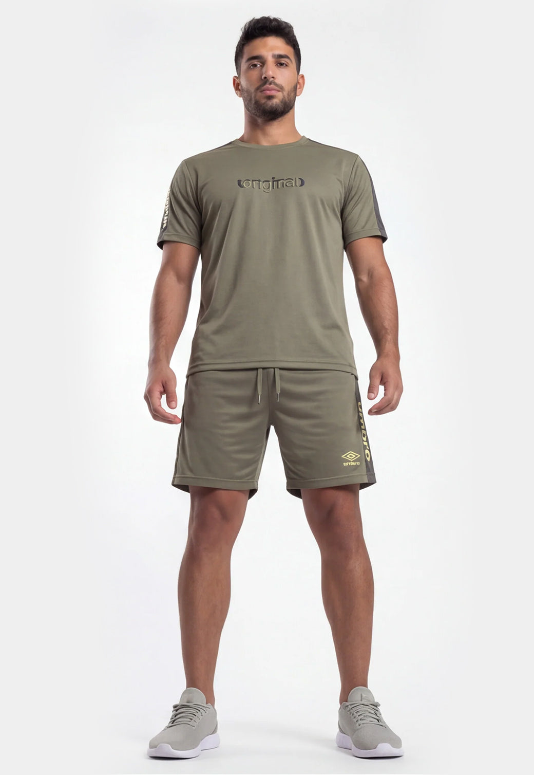 סט אימון UMBRO לגברים בצבע זית – טי שירט ומכנס קצר עם לוגו צהוב