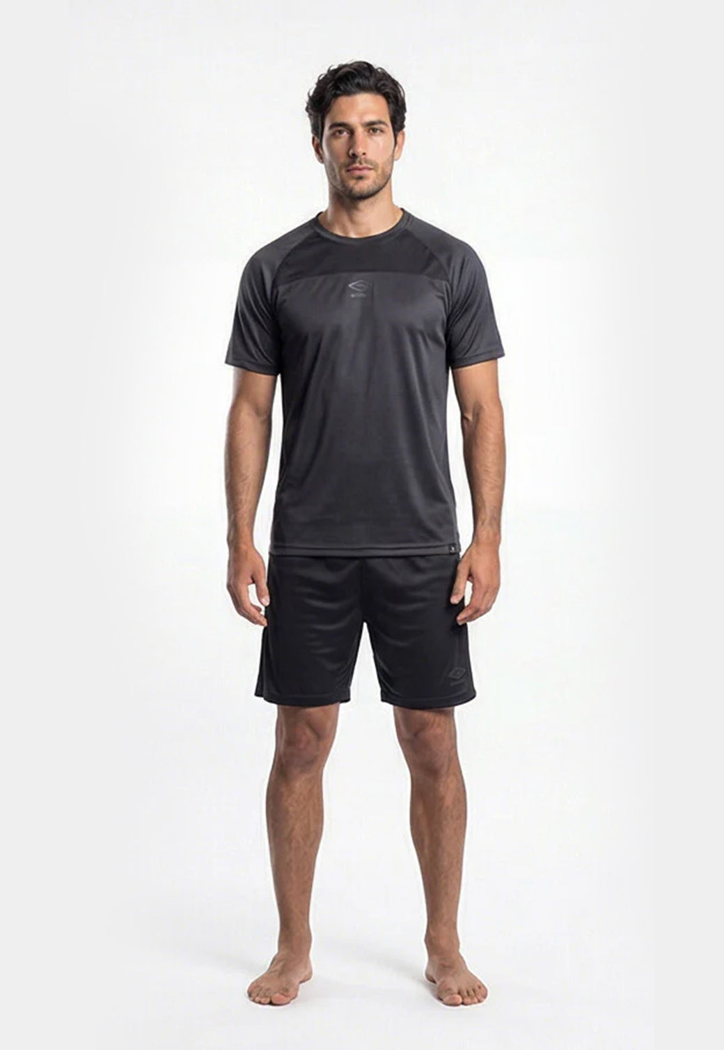 סט אימון UMBRO לגברים – טי שירט אפור כהה ומכנס קצר שחור