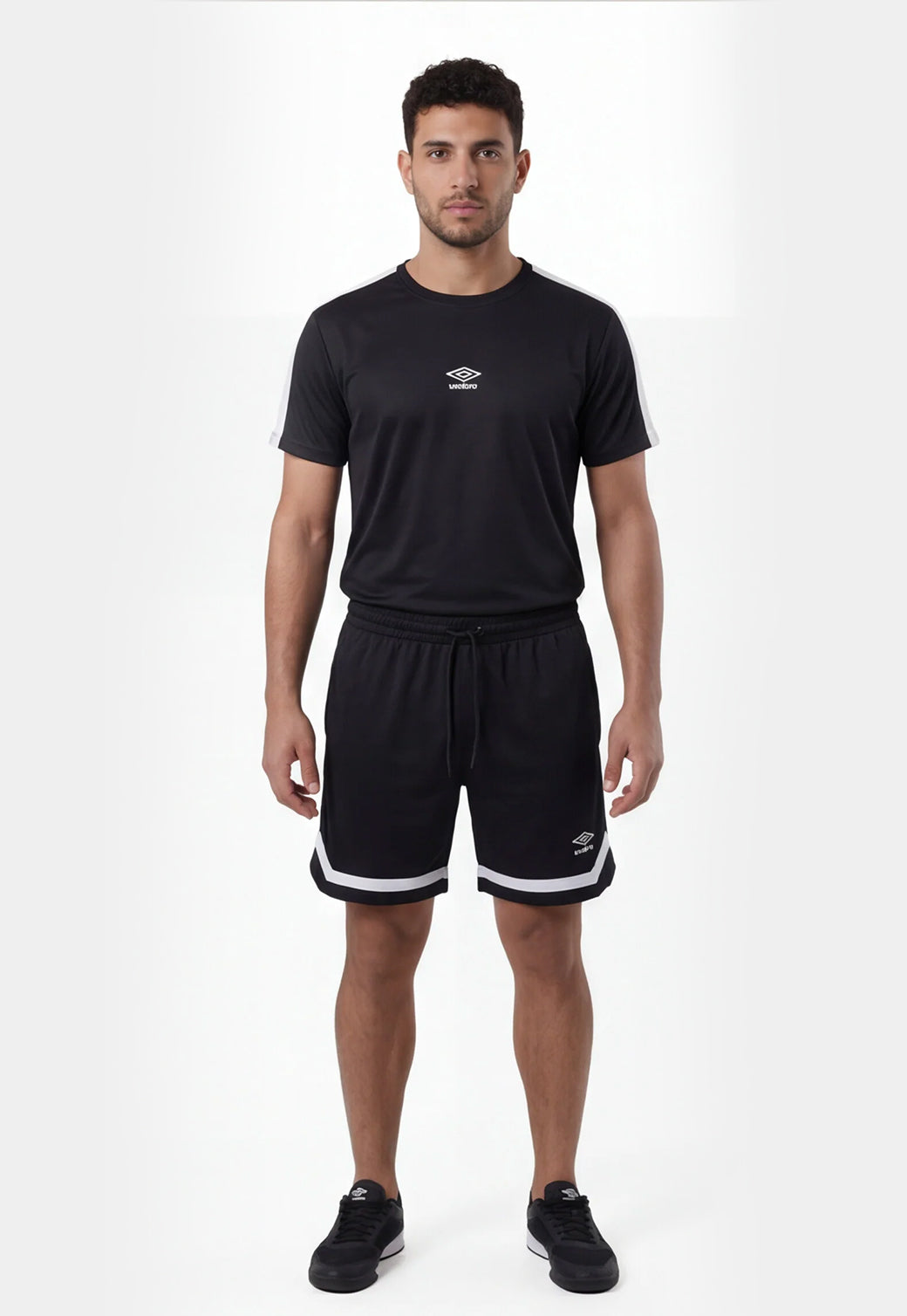סט אימון UMBRO לגברים בצבע שחור – מכנס קצר עם עיטור לבן
