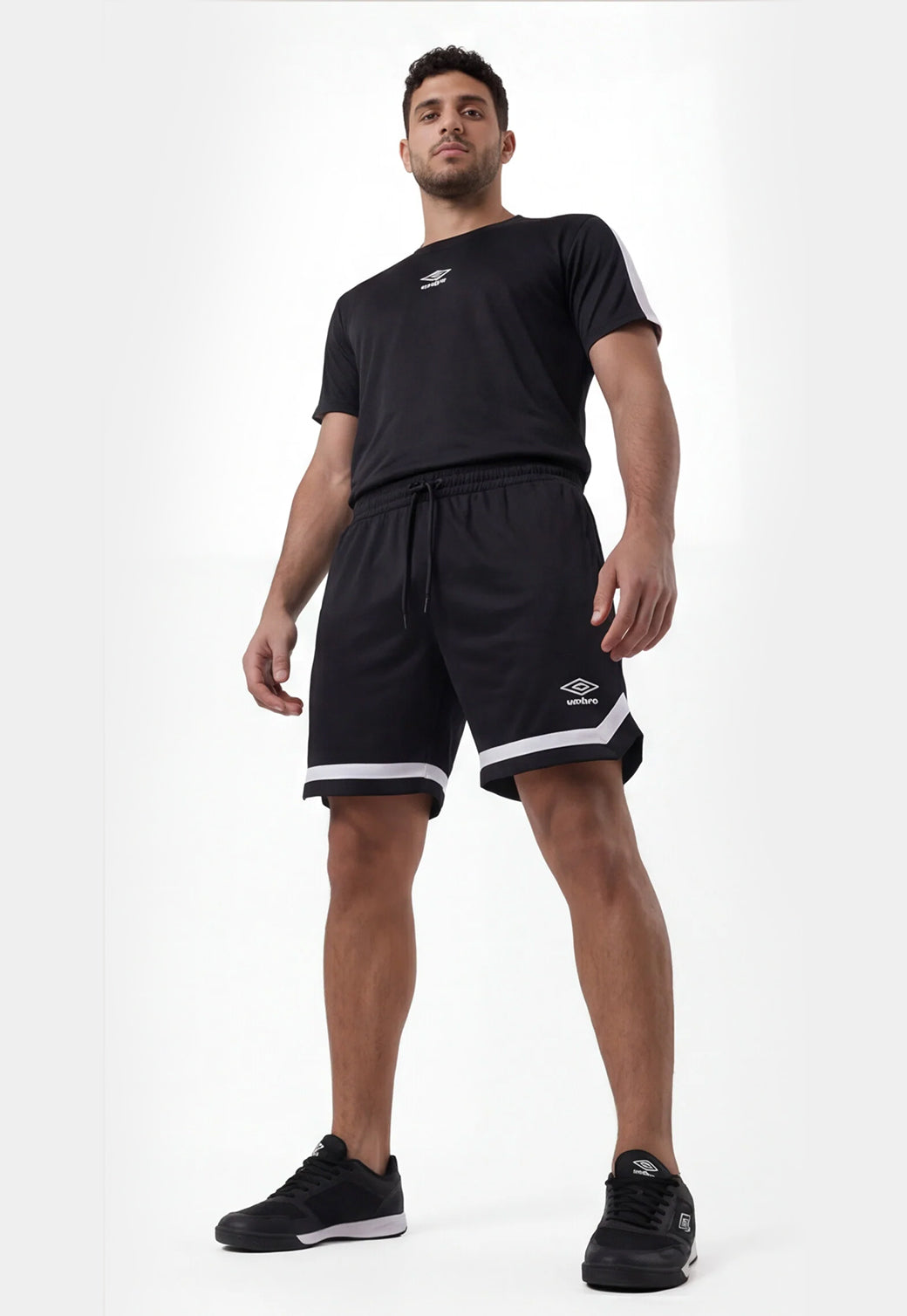 סט אימון UMBRO לגברים בצבע שחור – מכנס קצר עם עיטור לבן