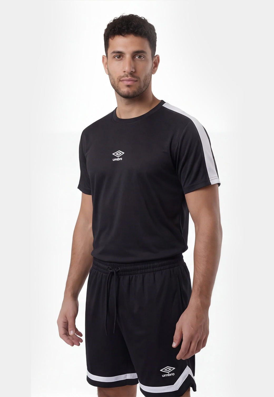 סט אימון UMBRO לגברים בצבע שחור – מכנס קצר עם עיטור לבן