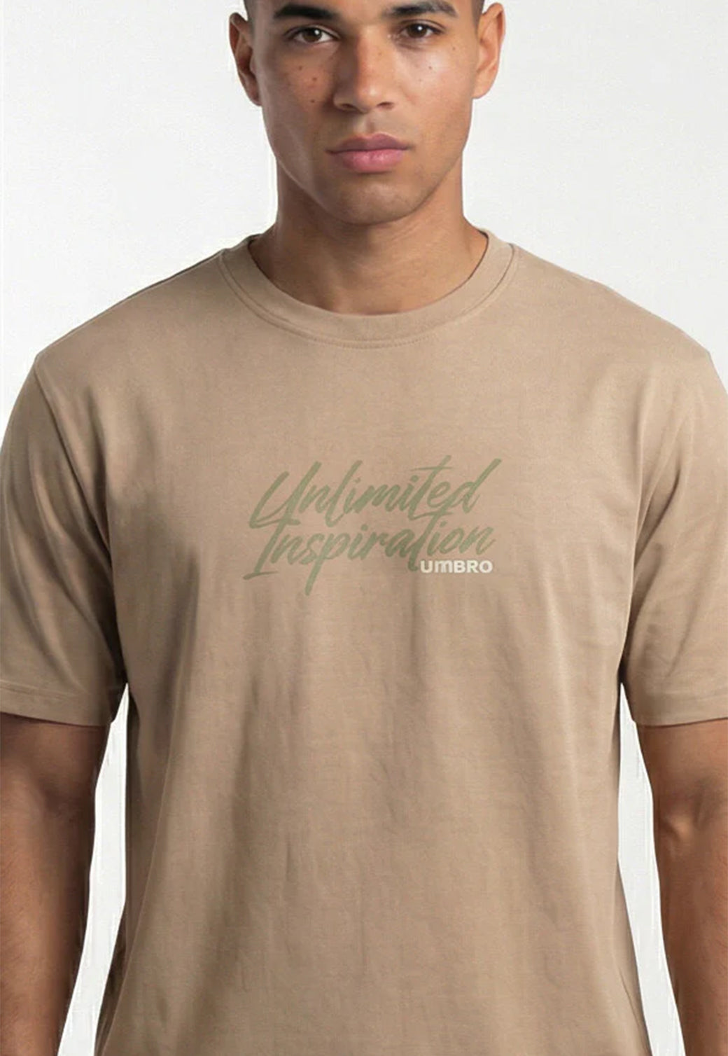 טי שירט UMBRO לגברים בצבע זית עם הדפס Unlimited Inspiration