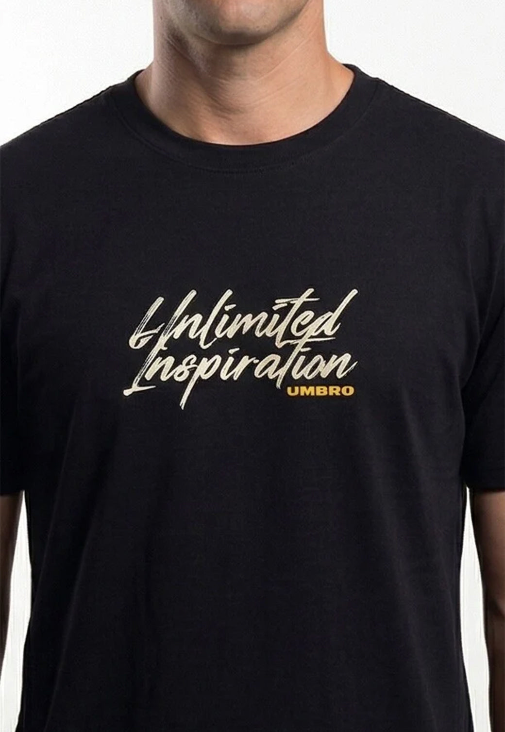 טי שירט UMBRO לגברים בצבע שחור עם הדפס Unlimited Inspiration