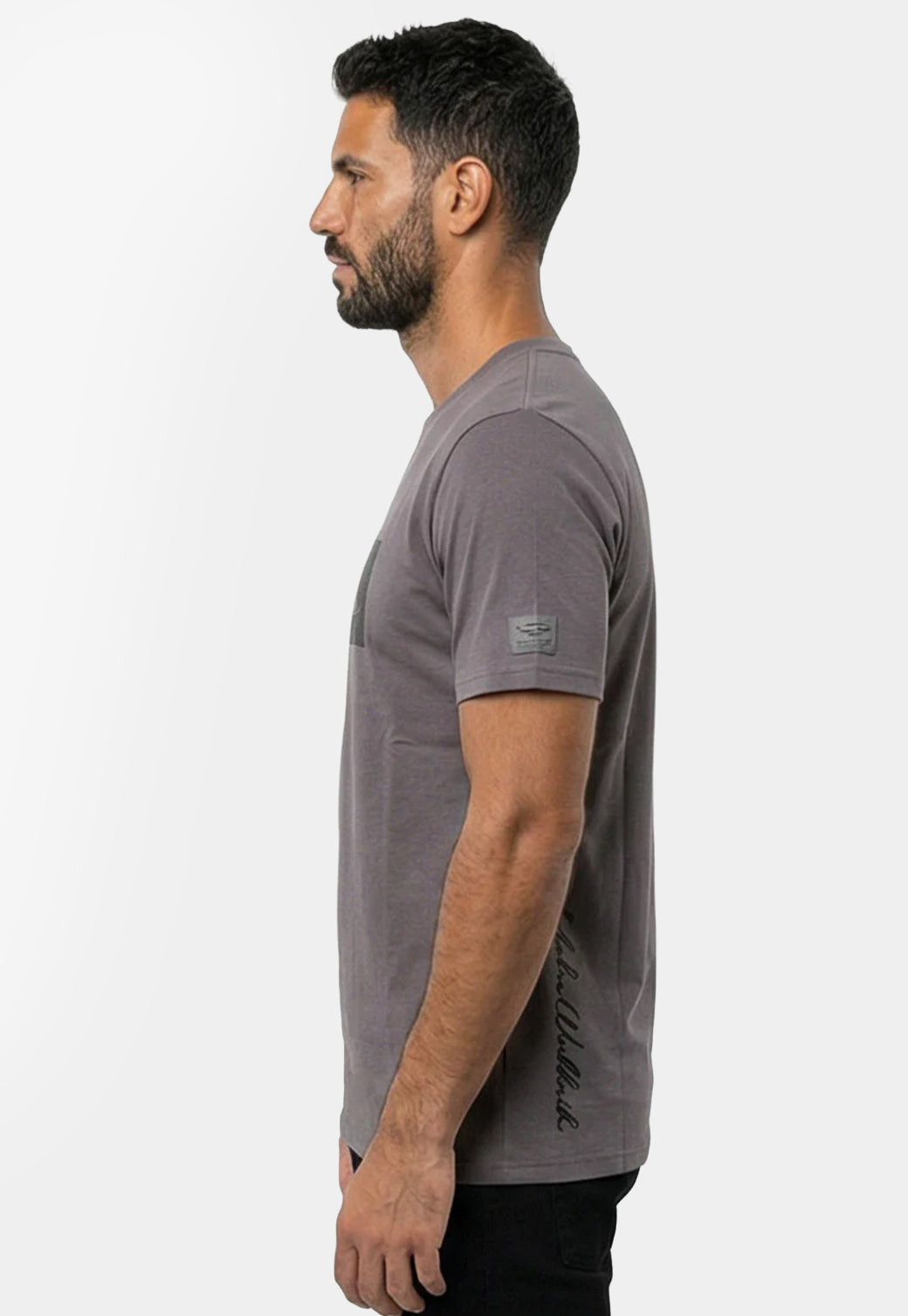 טי שירט UMBRO לגברים בצבע אפור כהה עם הדפס קטן בעורף