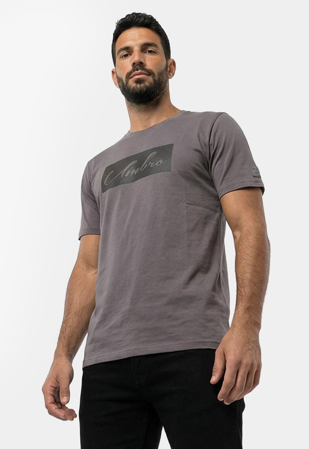 טי שירט UMBRO לגברים בצבע אפור כהה עם הדפס קטן בעורף