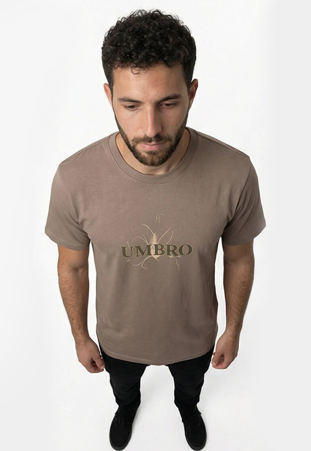 טי שירט UMBRO לגברים בצבע מוקה עם הדפס לוגו ואיור צמחי בגב