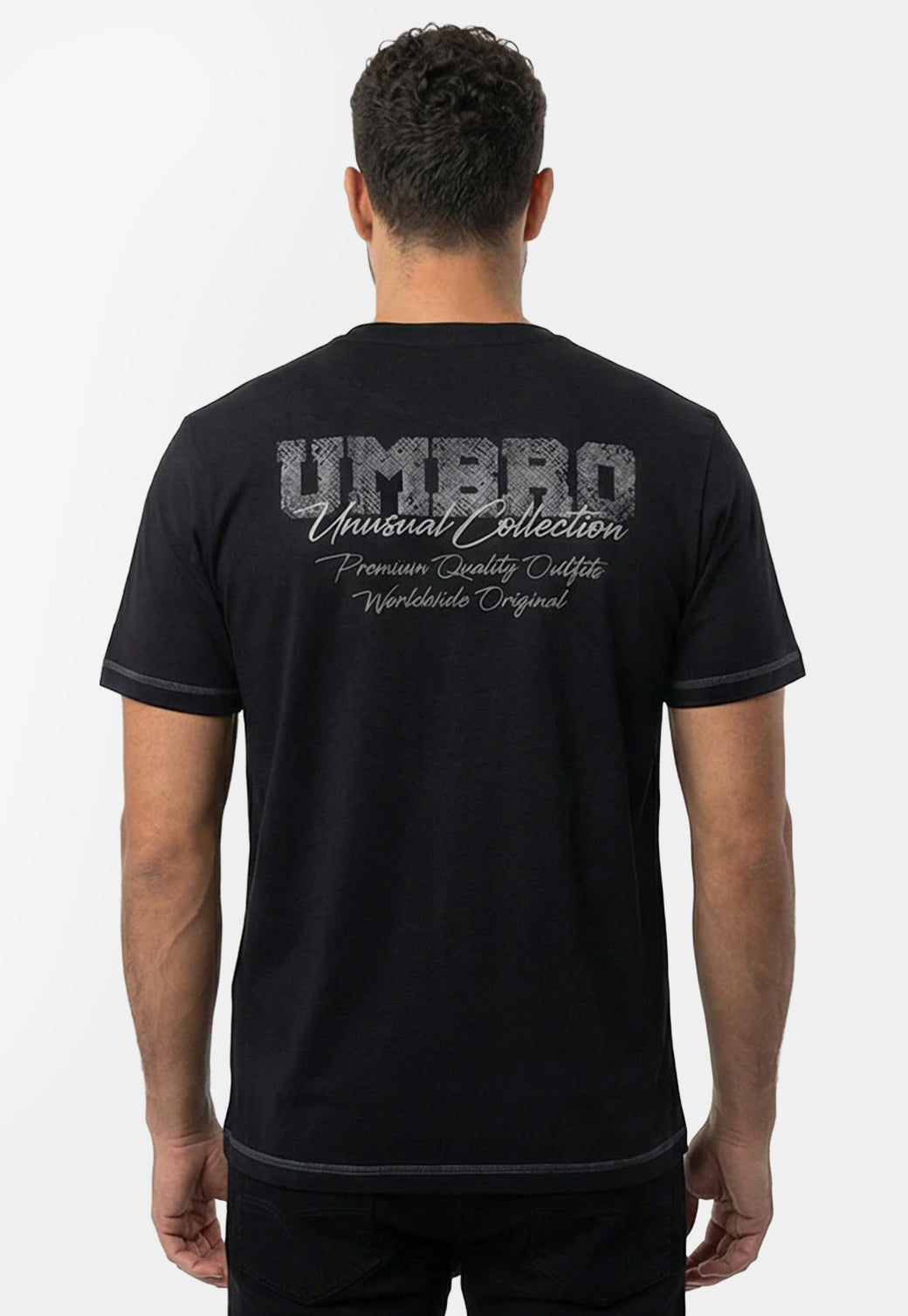 טי שירט UMBRO לגברים בצבע שחור עם הדפס Unusual Collection בגב