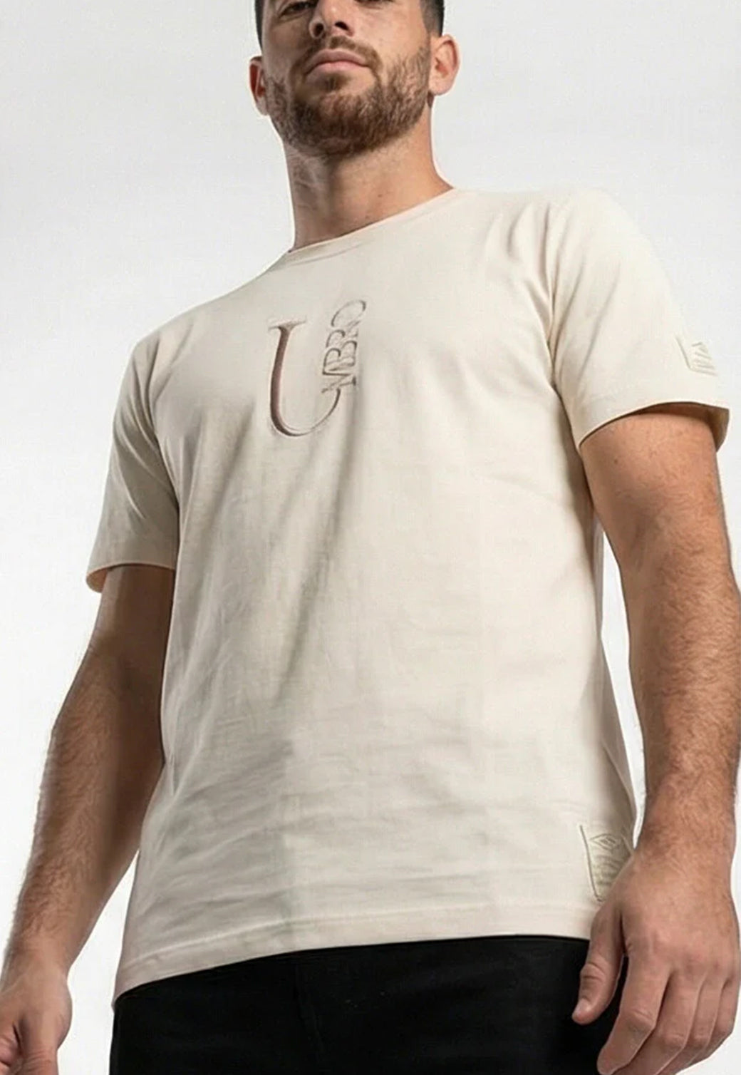 טי שירט UMBRO לגברים בצבע קרם עם הדפס לוגו סריף טונאלי בגב
