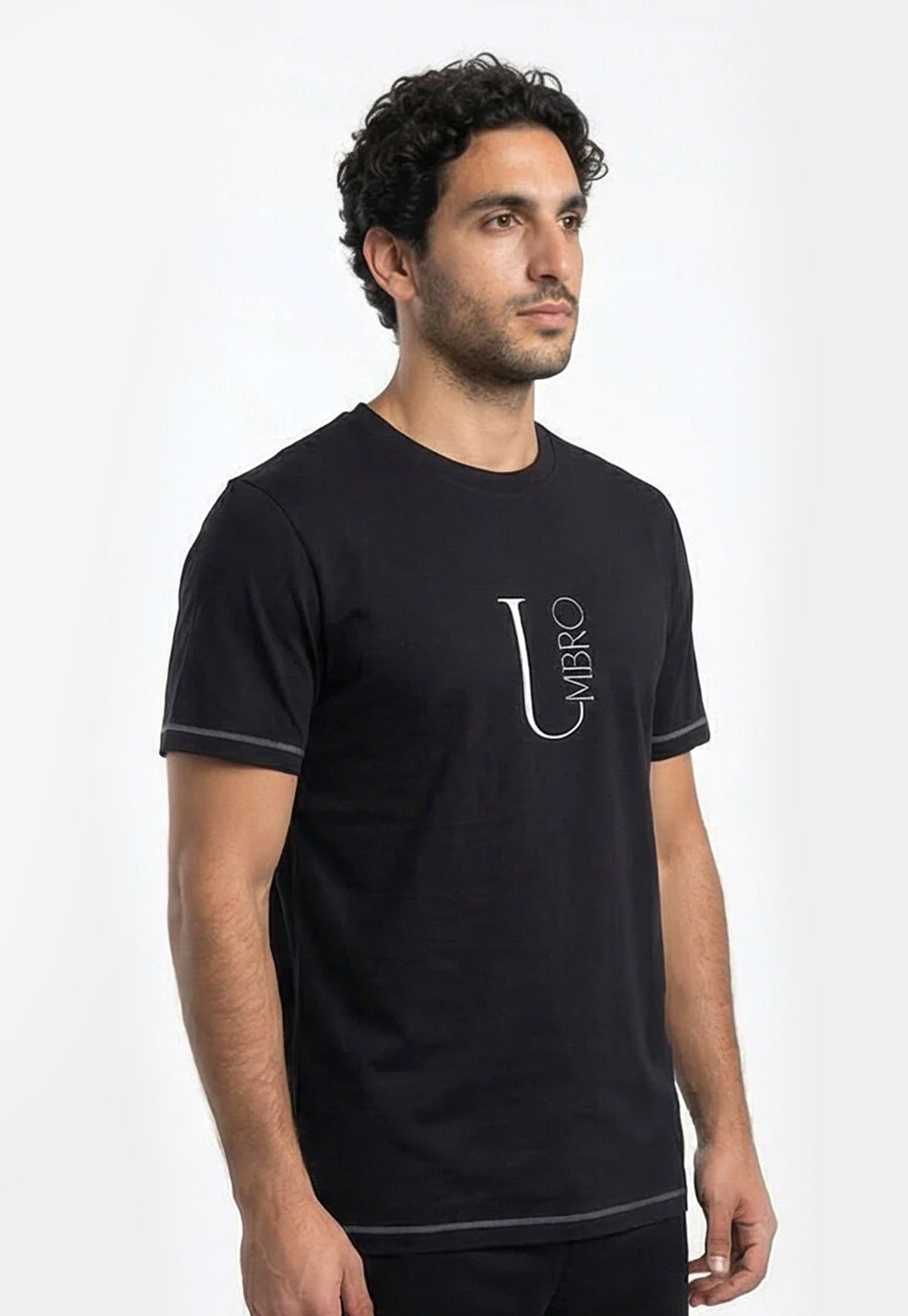 טי שירט UMBRO לגברים בצבע שחור עם הדפס לוגו סריף בגב