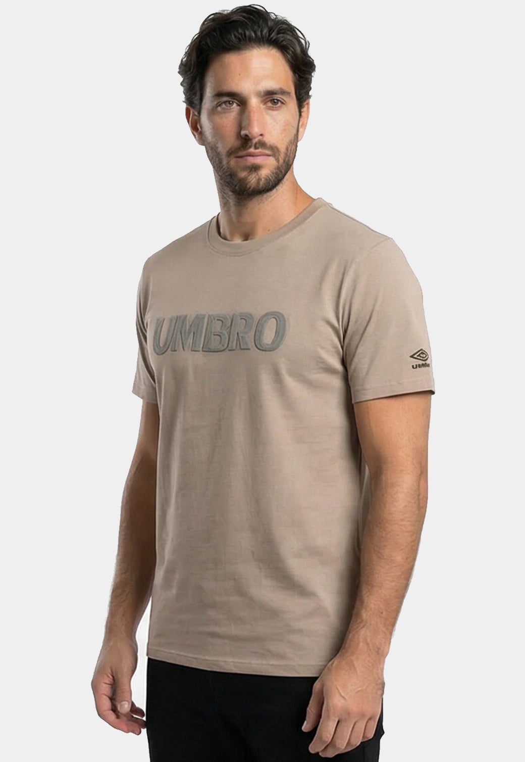 טי שירט UMBRO לגברים בצבע מוקה עם הדפס קטן בעורף