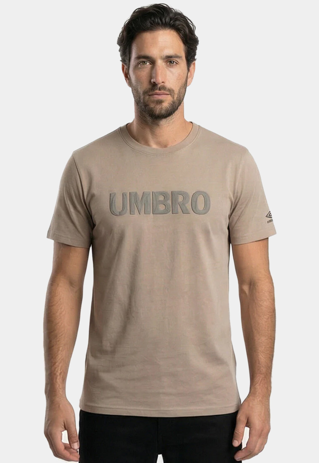 טי שירט UMBRO לגברים בצבע מוקה עם הדפס קטן בעורף