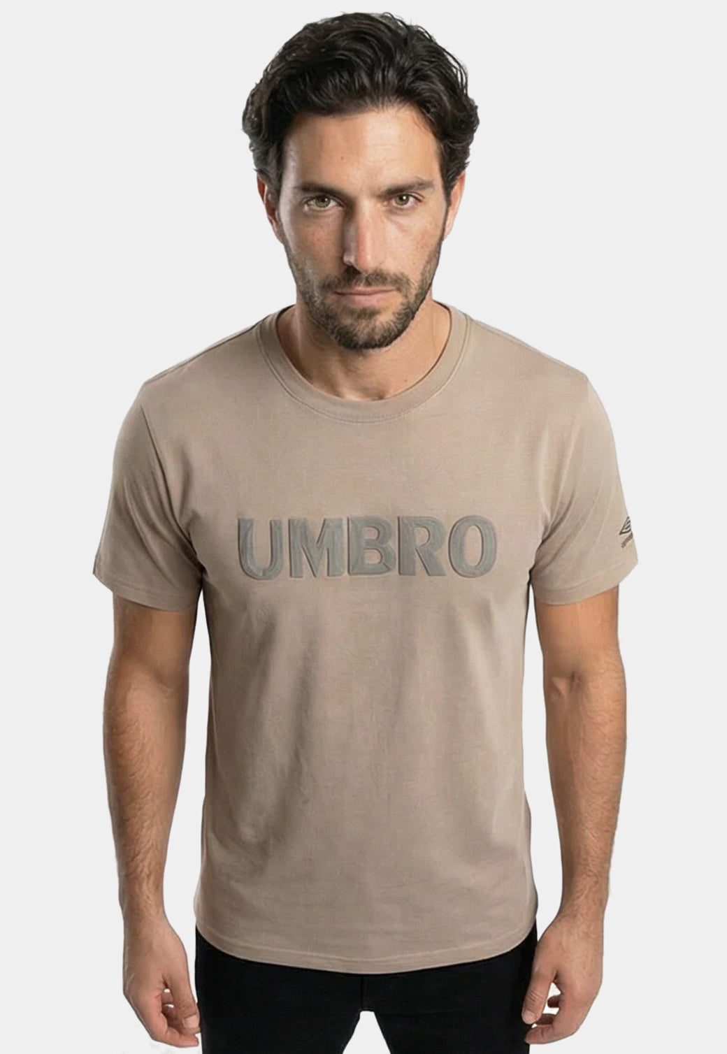טי שירט UMBRO לגברים בצבע מוקה עם הדפס קטן בעורף