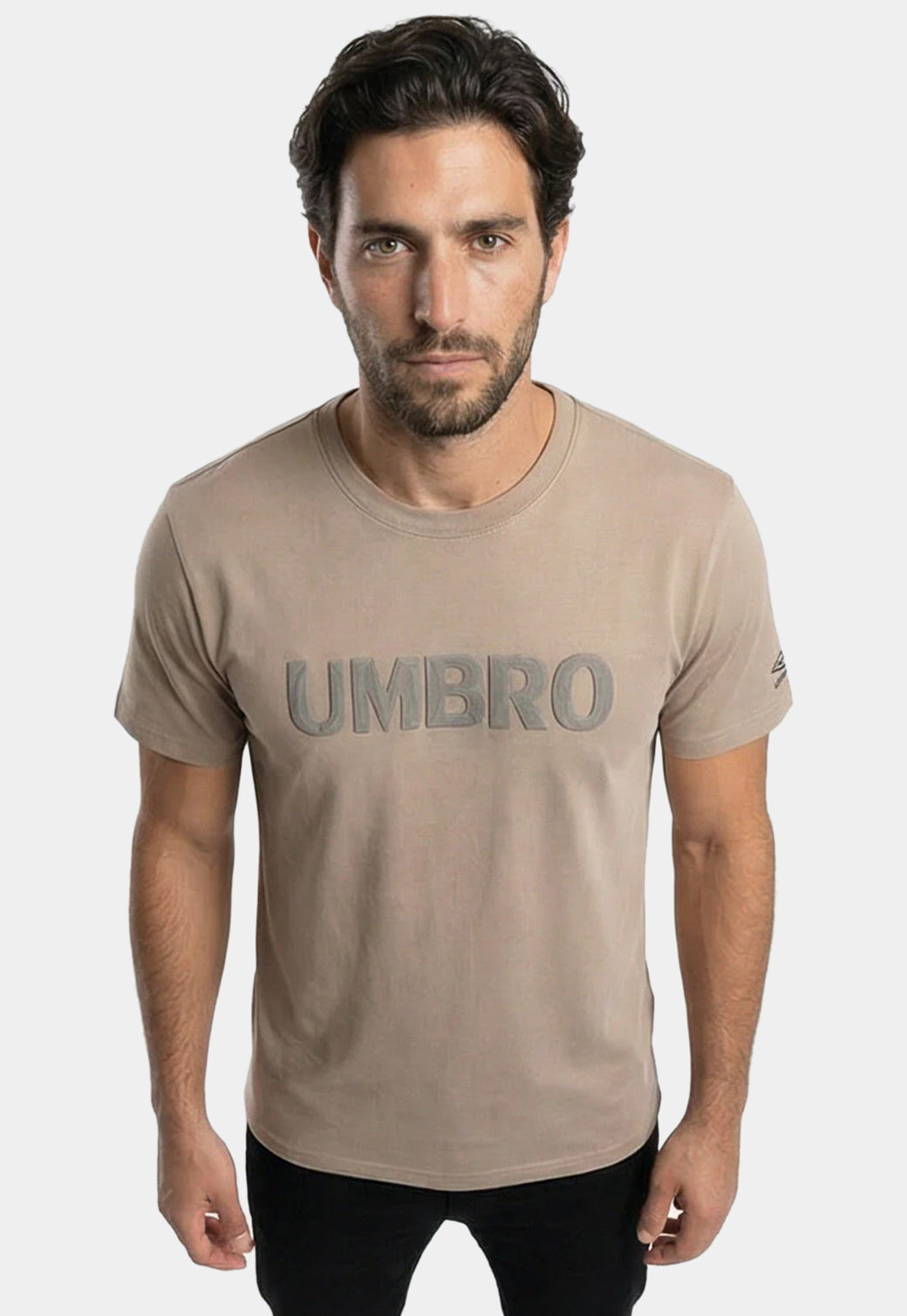 טי שירט UMBRO לגברים בצבע מוקה עם הדפס קטן בעורף