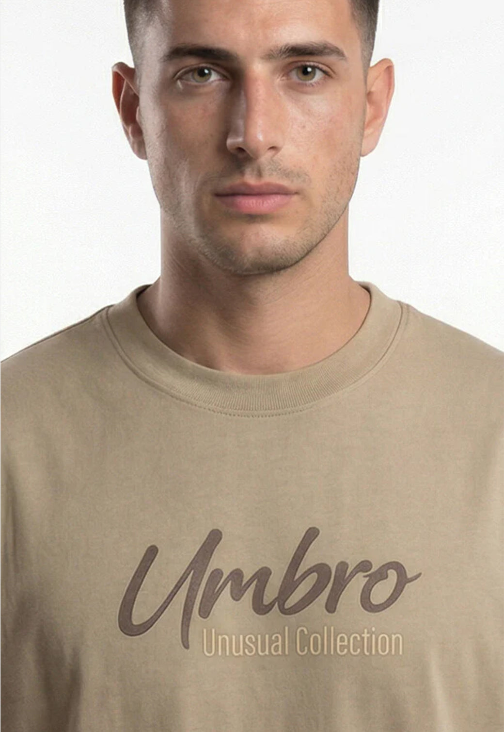 טי שירט אוברסייז UMBRO לגברים בצבע בז' עם לוגו כתב בחזה