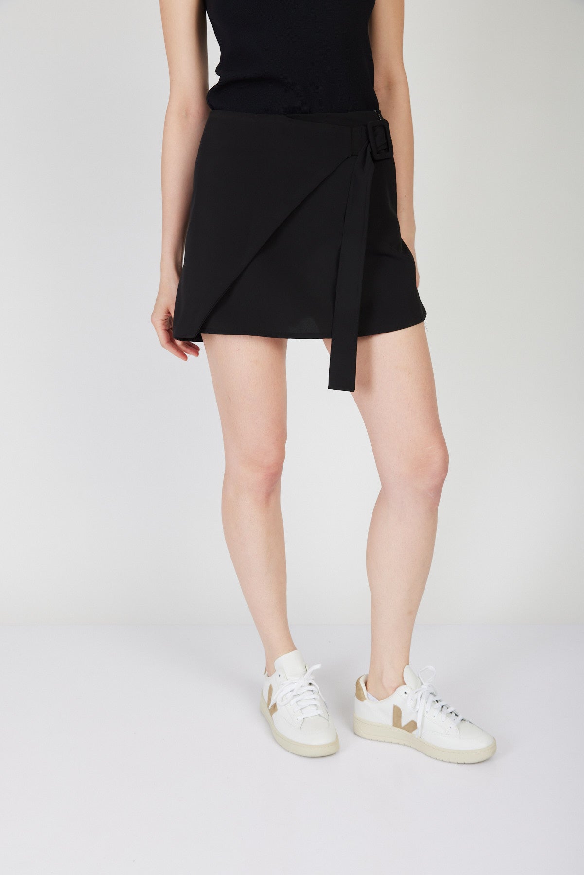חצאית מיני אייר בצבע שחור