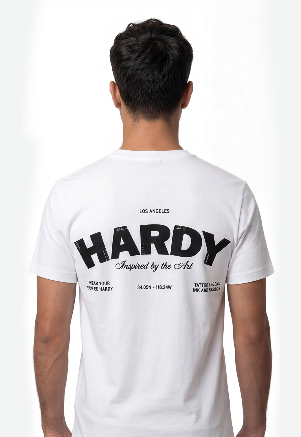טי שירט Ed Hardy לגברים בצבע לבן עם הדפס HARDY שחור גדול בגב