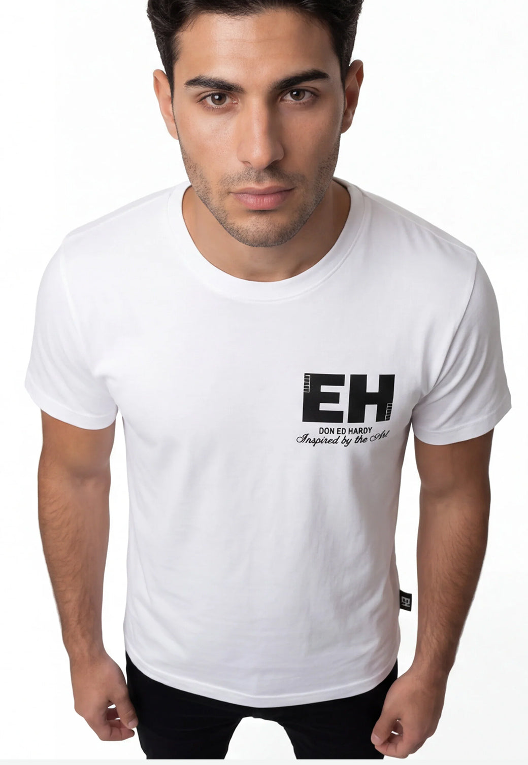 טי שירט Ed Hardy לגברים בצבע לבן עם הדפס HARDY שחור גדול בגב