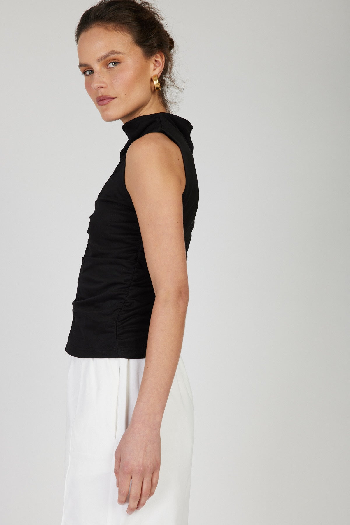 גופיית קלאוד כיווצים בצבע שחור