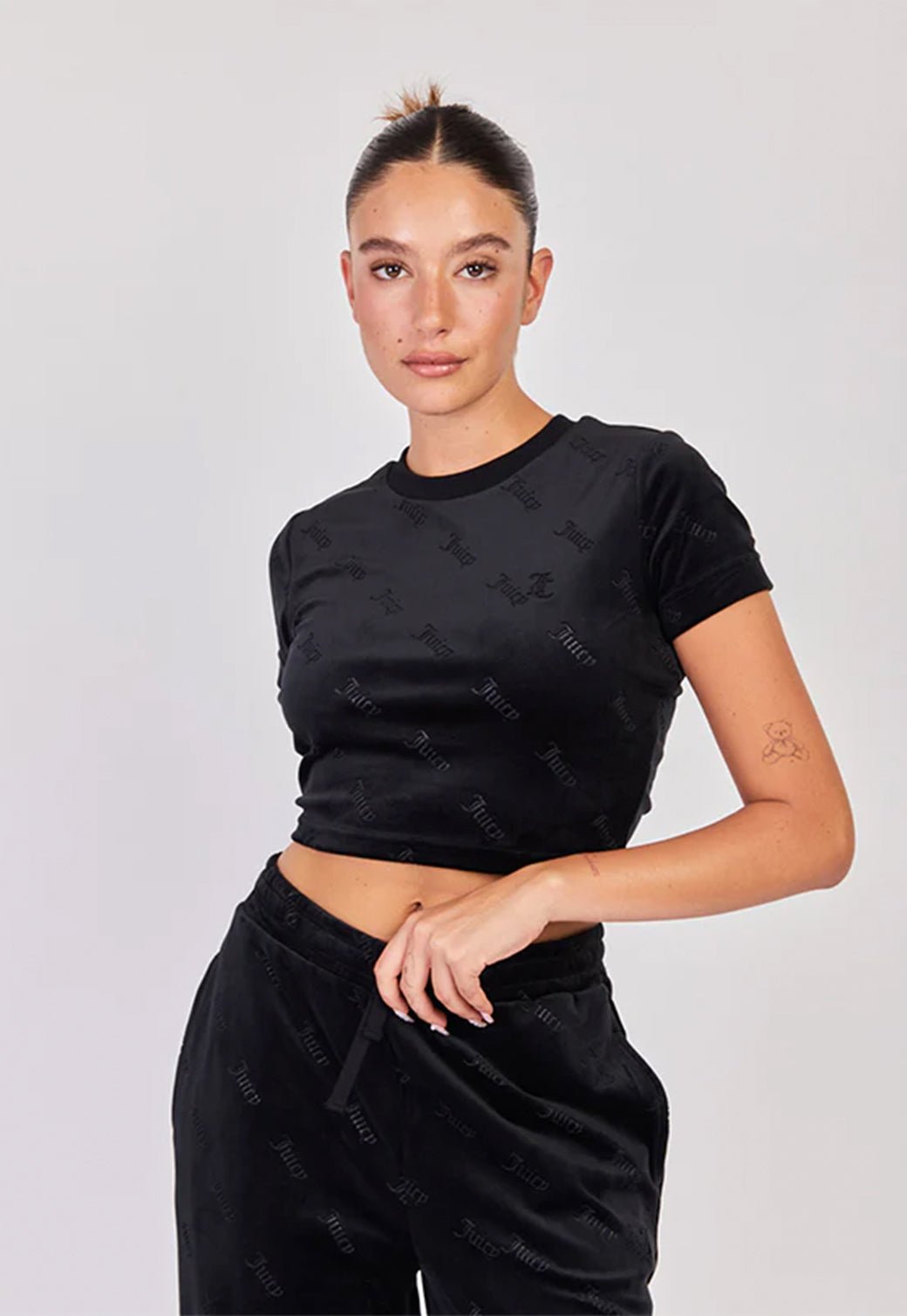 טי שירט קרופ קצרה Fitted בצבע שחור - Juicy Couture