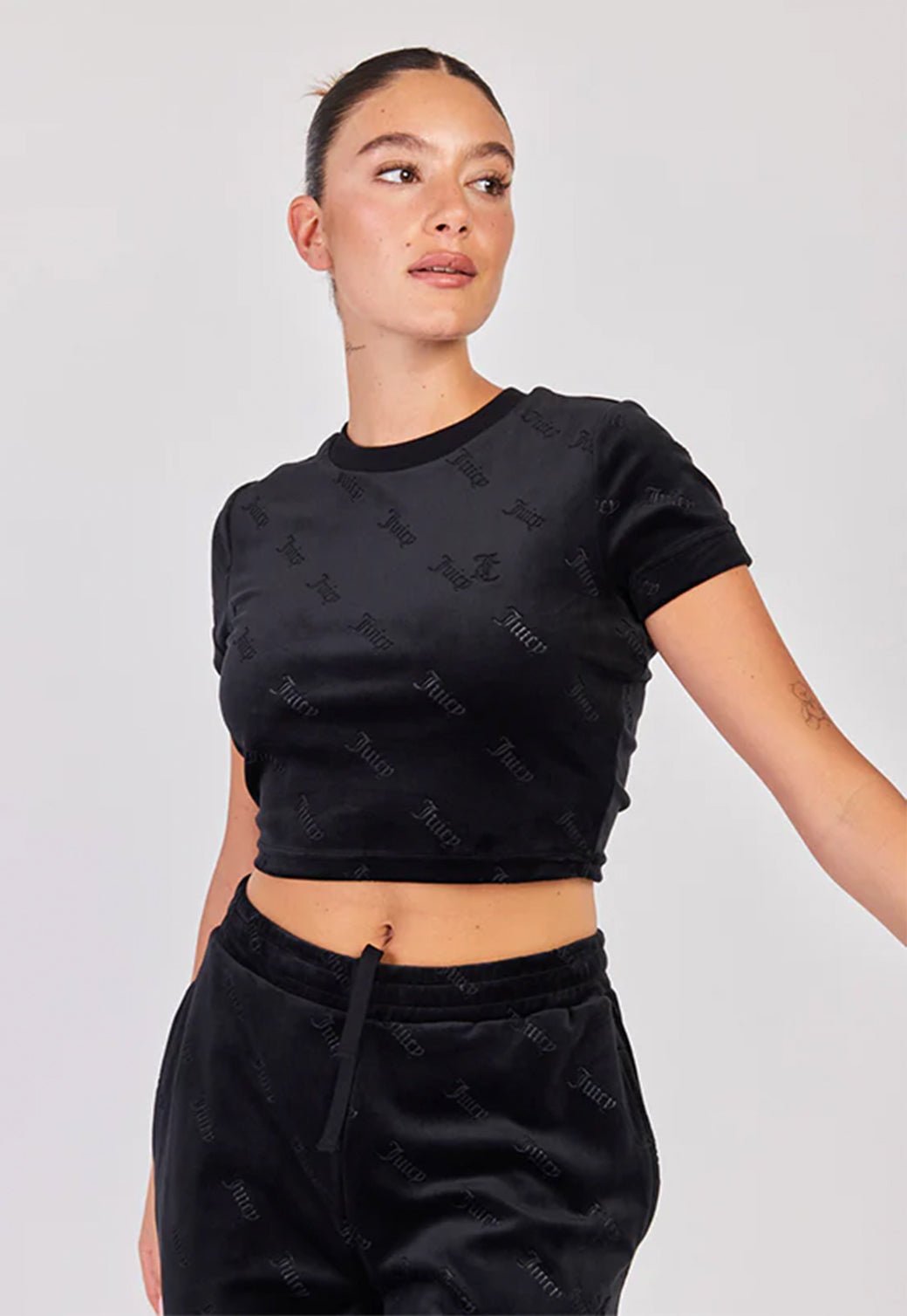 טי שירט קרופ קצרה Fitted בצבע שחור - Juicy Couture