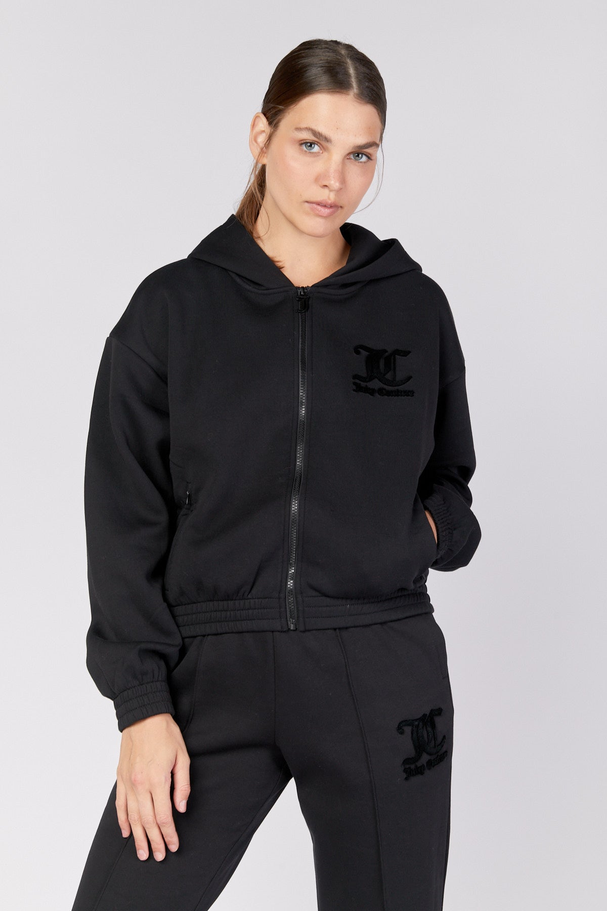 קפוצ'ון Neoprene Juicy Couture לנשים בצבע שחור עם כיסי קנגרו מרוכסנים