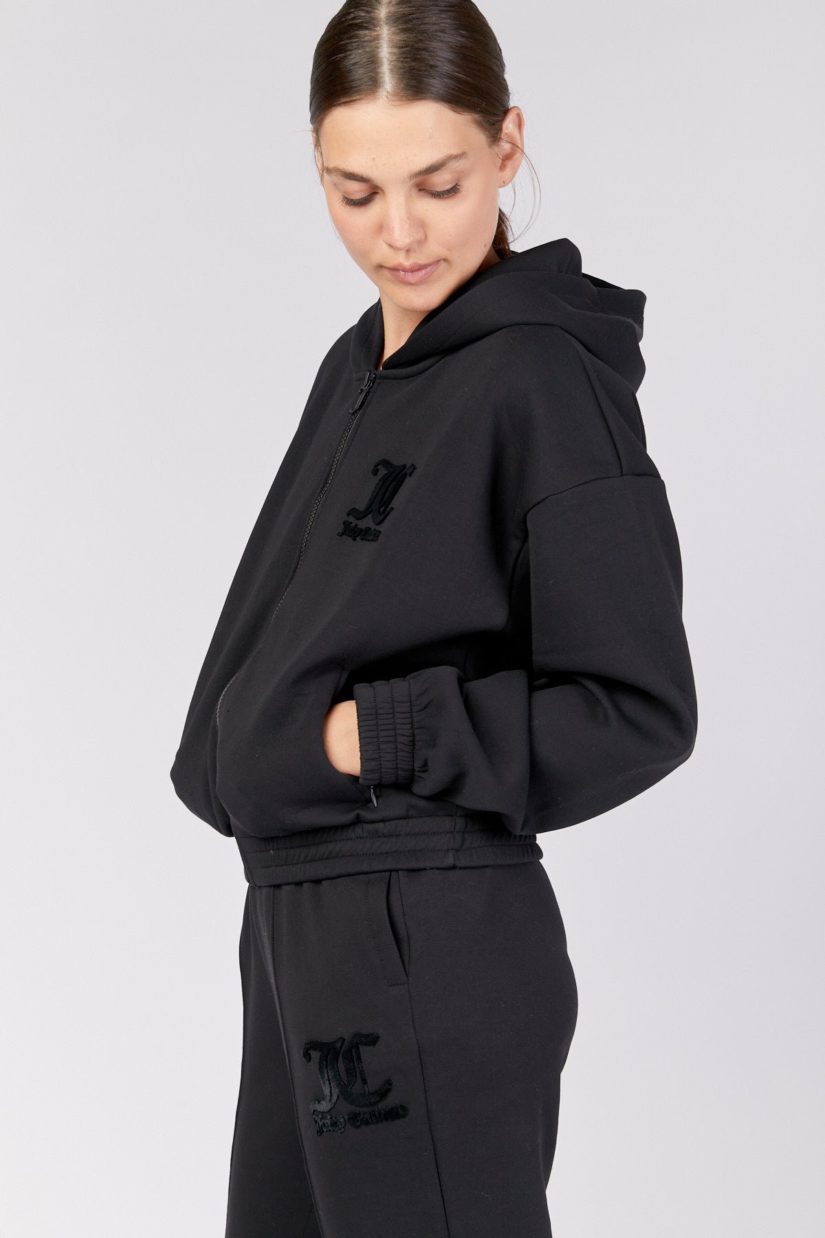 קפוצ'ון Neoprene Juicy Couture לנשים בצבע שחור עם כיסי קנגרו מרוכסנים