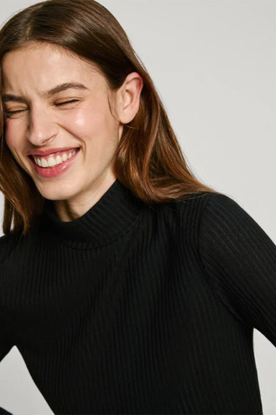 חולצת גולף FLORY Pepe Jeans לנשים בצבע שחור עם שרוולים ארוכים