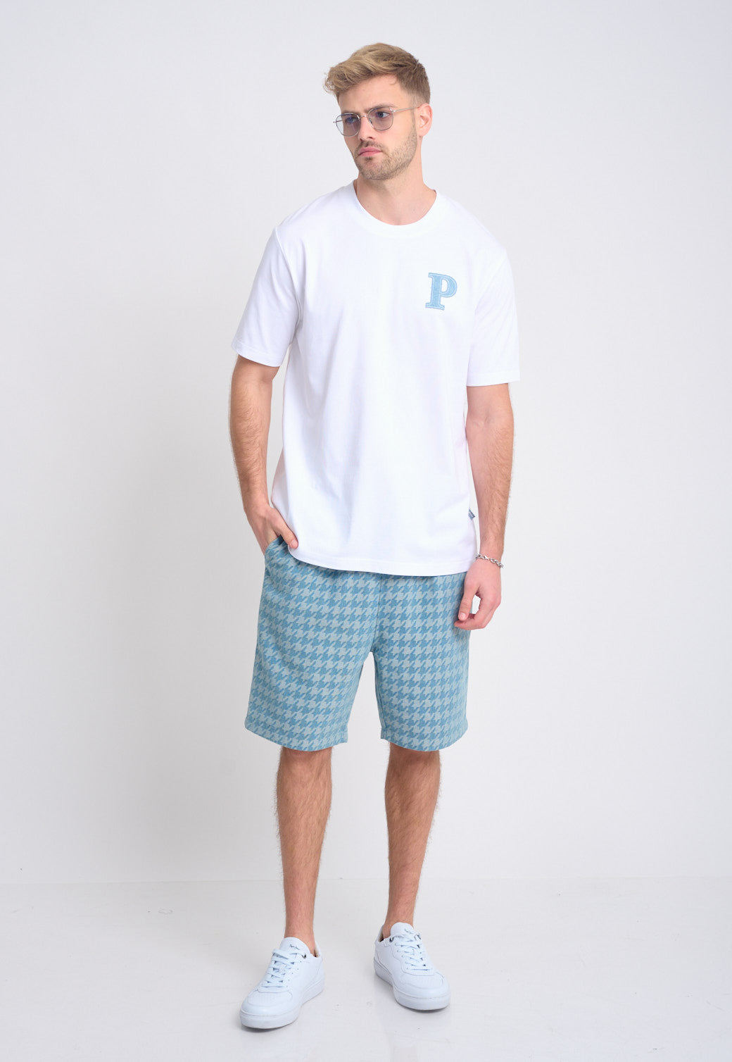 חולצת טי Pepe Jeans לגברים בצבע לבן עם רקמת אות P בחזה