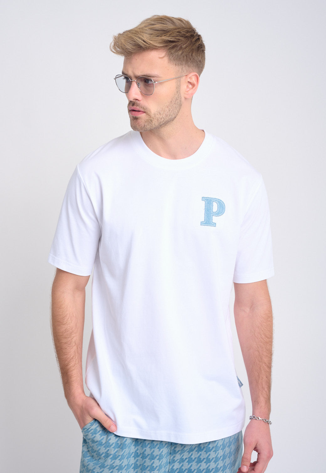 חולצת טי Pepe Jeans לגברים בצבע לבן עם רקמת אות P בחזה