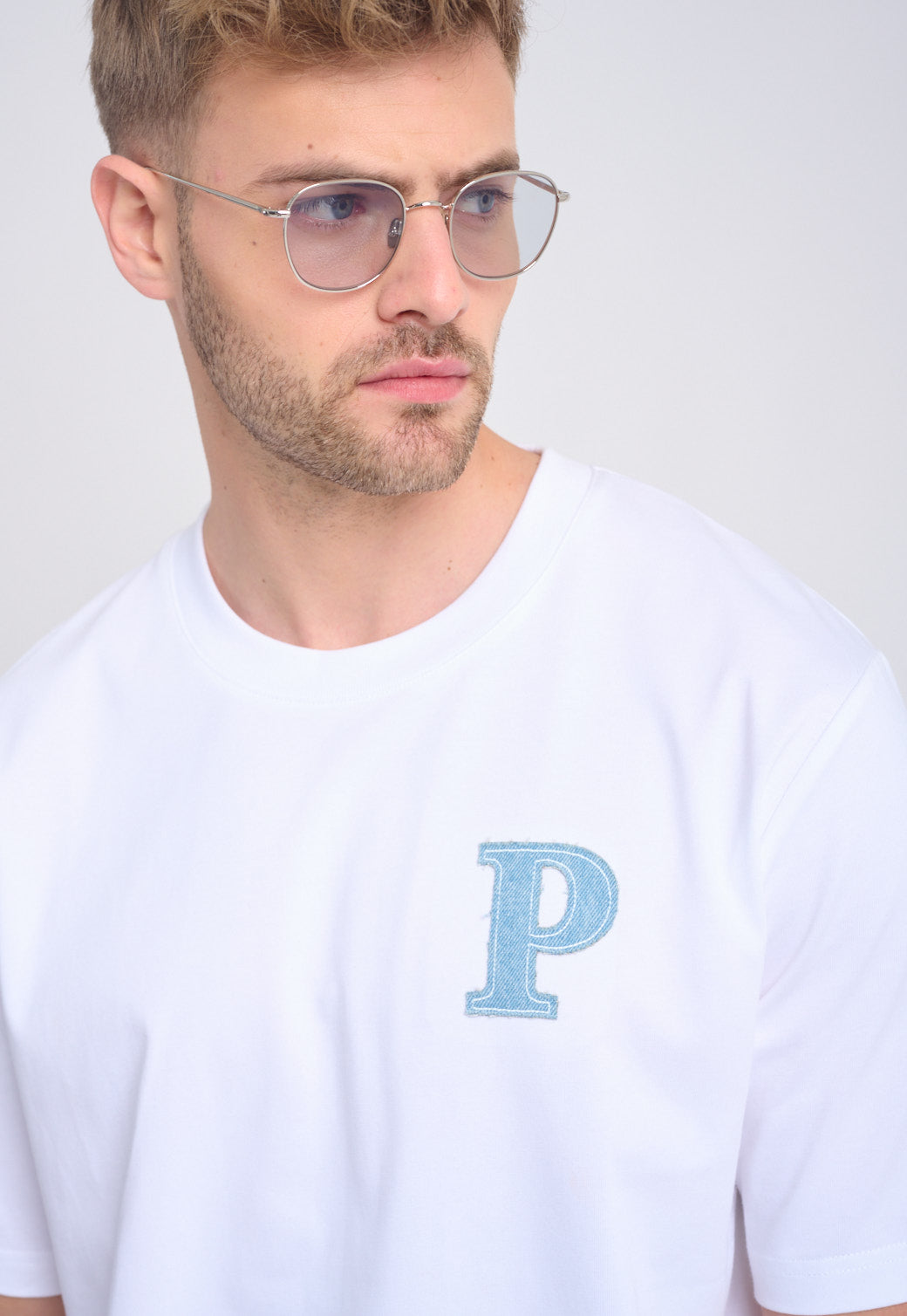 חולצת טי Pepe Jeans לגברים בצבע לבן עם רקמת אות P בחזה
