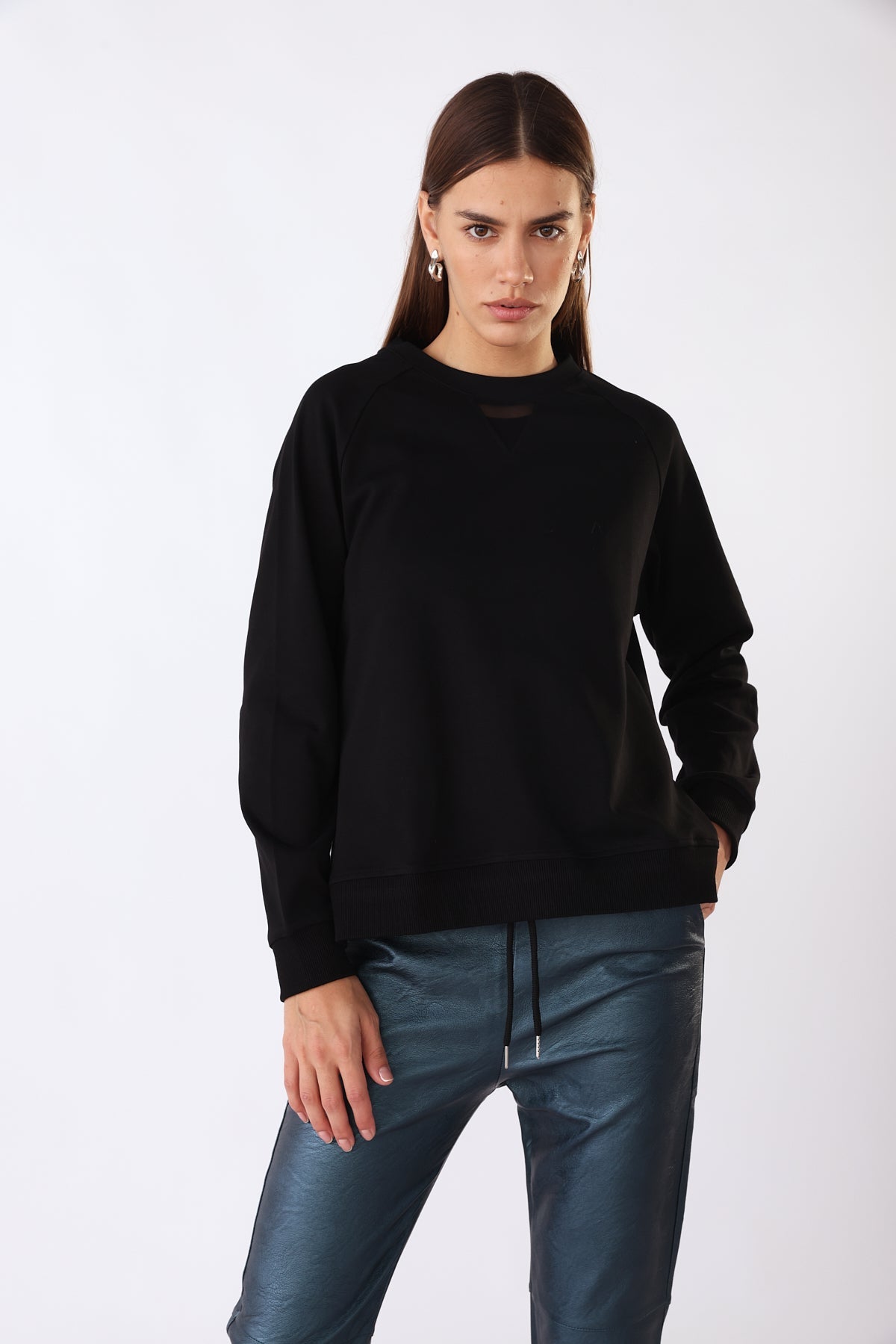 סווטשירט נומרו 10 בצבע שחור