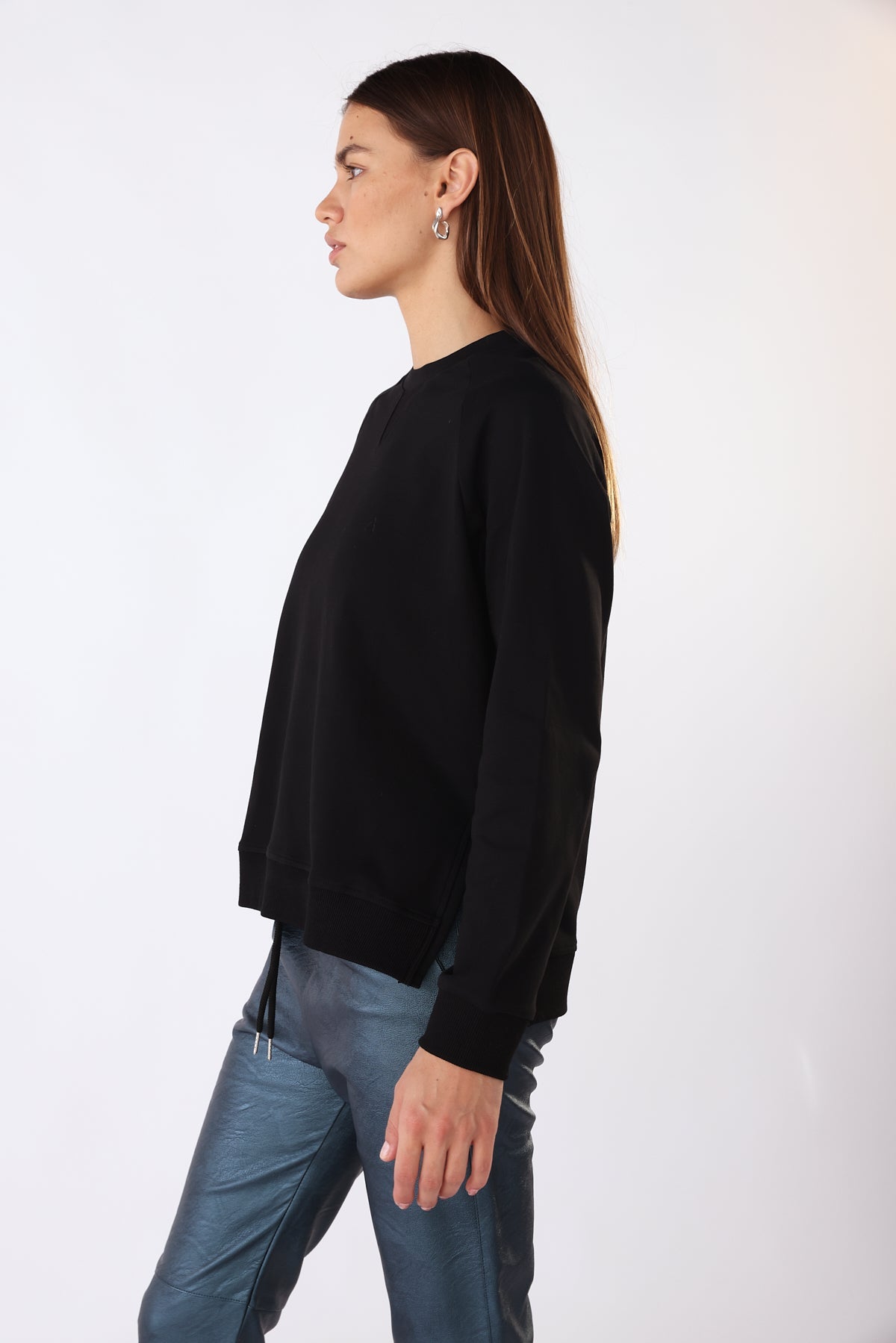 סווטשירט נומרו 10 בצבע שחור