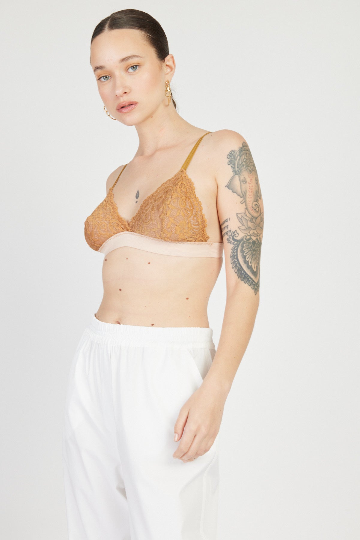 טופ משלושים בעיטור תחרה בצבע חמרה