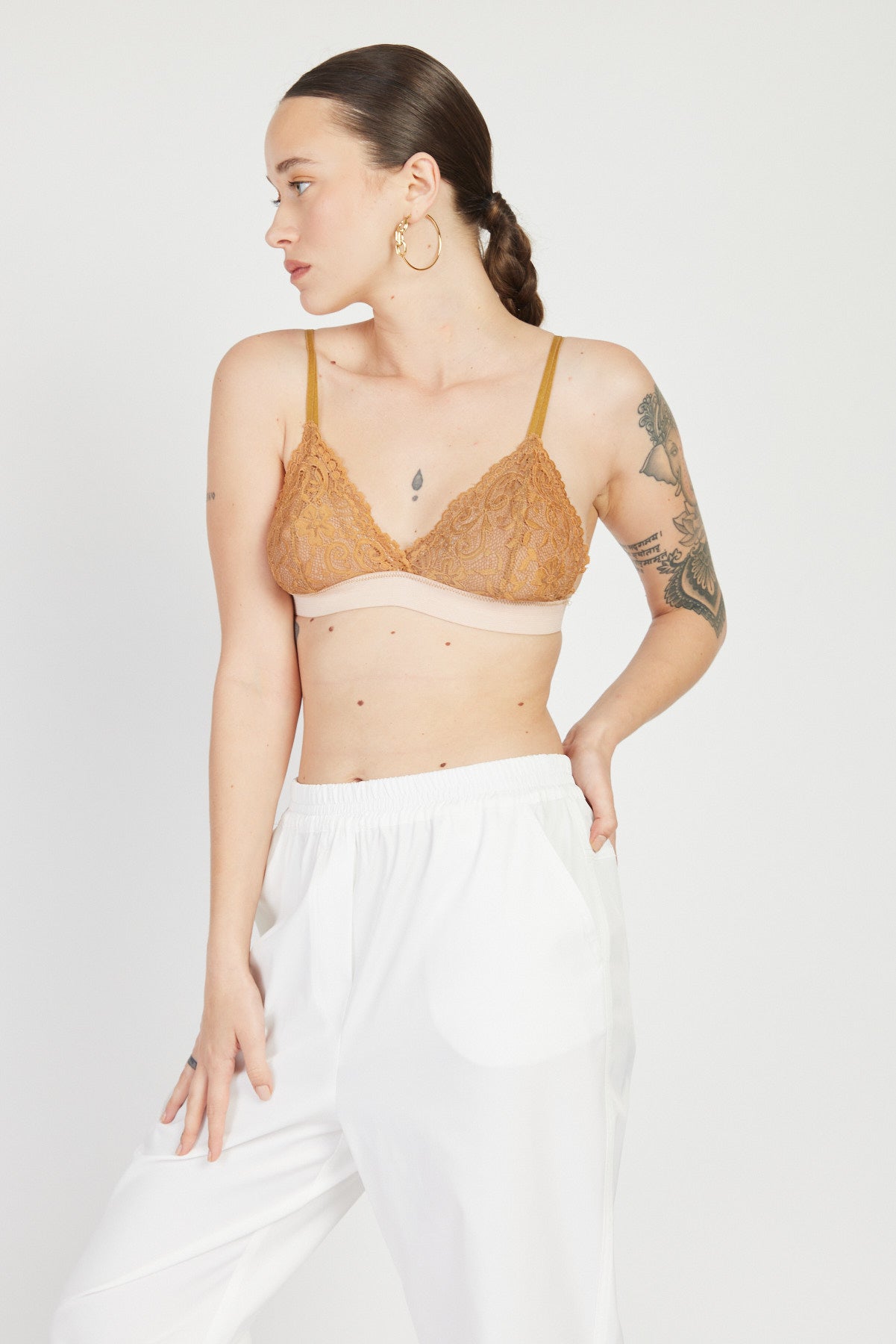 טופ משלושים בעיטור תחרה בצבע חמרה