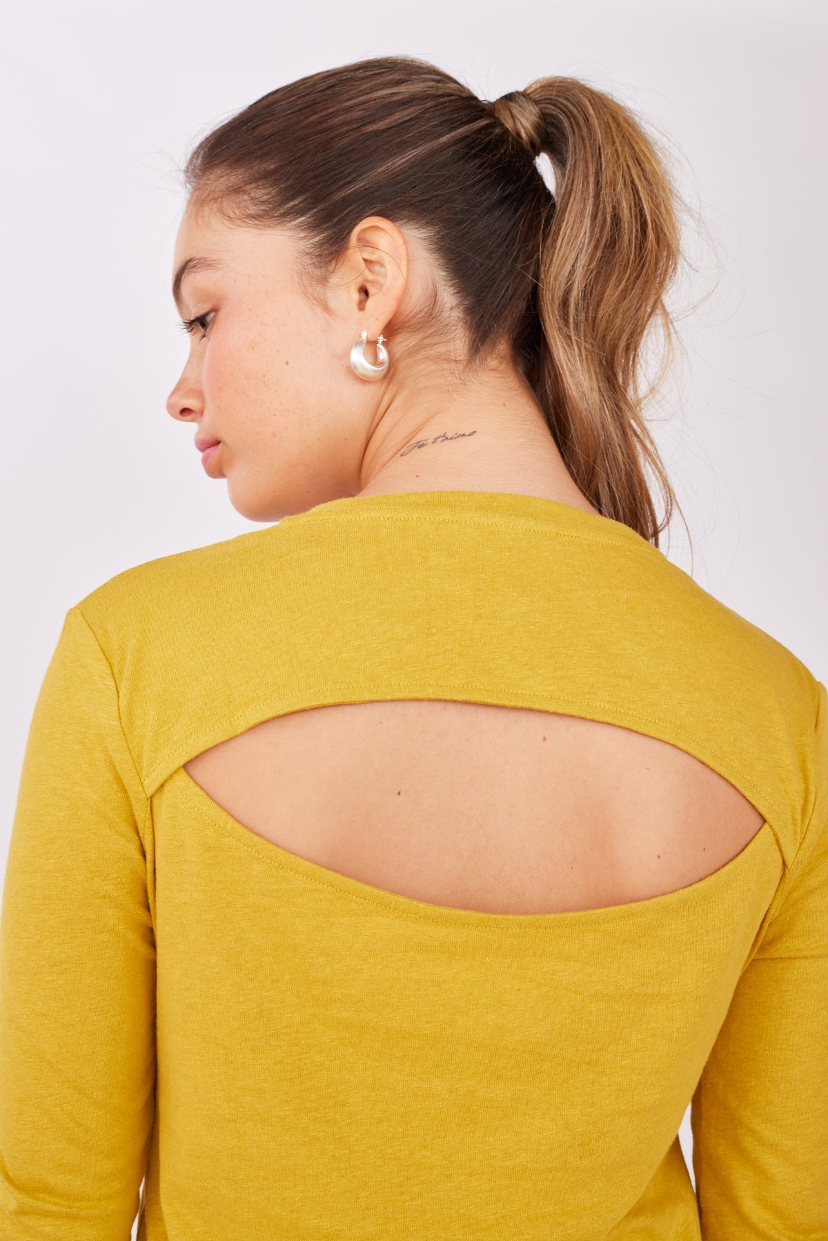 חולצה נומרו 7 בצבע חרדל