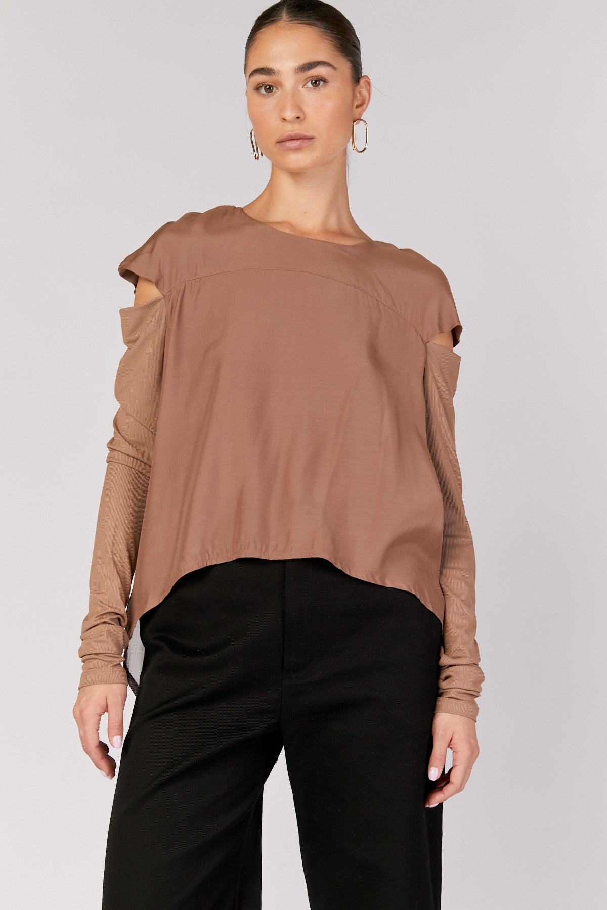 חולצת בטינה בצבע חום