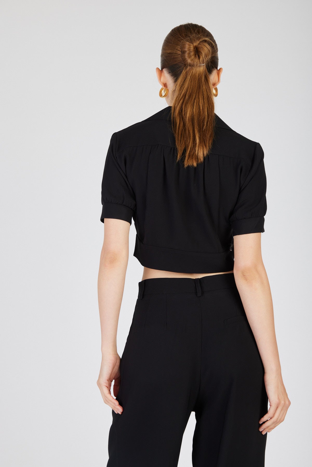חולצת קרופ פארו בצבע שחור